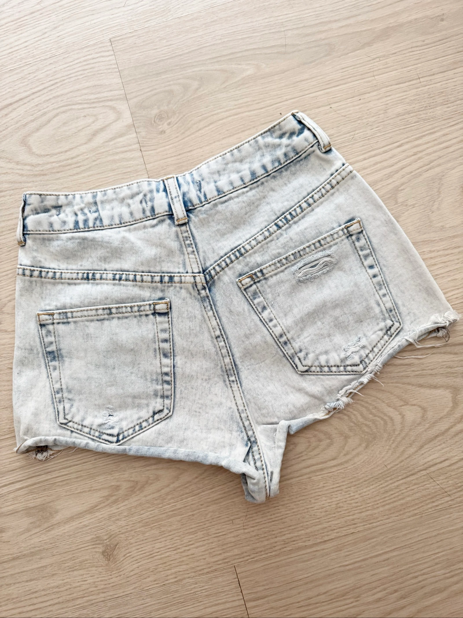 Shorts em jeans azul claro rasgado Bershka tamanho 34 PP – photo 4